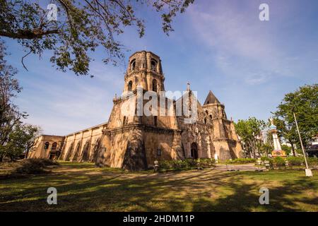 Die Miagao-Kirche, die offiziell Santo Tomás de Villanueva Pfarrkirche genannt wird, ist eine barocke Festung aus spanischer Zeit, römisch-katholisch. Ein UNESCO-Weltkulturerbe. Stockfoto