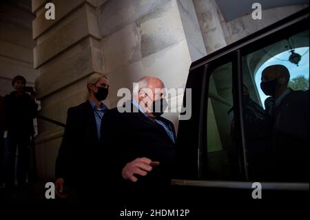 Der ehemalige US-Vizepräsident Richard Cheney und seine Tochter Liz Cheney (Republikanerin von Wyoming) verlassen das US-Kapitol, nachdem sie am Donnerstag, den 6. Januar 2022, im Repräsentantenhaus in Washington, DC, erschienen waren. Heute ist der einjährige Jahrestag des Aufstands im Januar 6 im US-Kapitol. Kredit: Rod Lamkey/CNP /MediaPunch Stockfoto