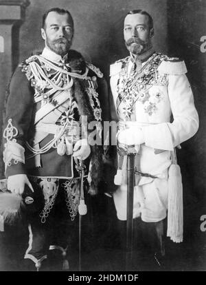ZAR NIKOLAUS II. Von Russland links mit seinem Cousin König Georg V. von Großbritannien in deutschen Militäruniformen in Berlin 1913. Stockfoto