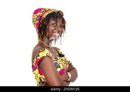 Schöne junge Frau mit traditionellem Lendenschurz, die ihre Arme kreuzt und die Kamera anlächelt. Stockfoto