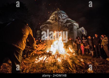 Traditionelles Lagerfeuer am orthodoxen Heiligabend. Tempel der Heiligen Sava, Belgrad Stockfoto