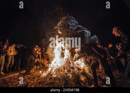 Traditionelles Lagerfeuer am orthodoxen Heiligabend. Tempel der Heiligen Sava, Belgrad Stockfoto