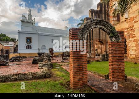 Hospital San Nicolas de Bari Ruinen in Santo Domingo, der Hauptstadt der Dominikanischen Republik. Stockfoto