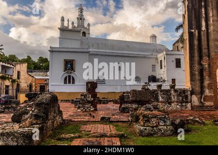 Hospital San Nicolas de Bari Ruinen und Nuestra Senora de la Altagracia Kirche unserer Lieben Frau von Gnade in Santo Domingo, Hauptstadt der Dominikanischen Republik. Stockfoto