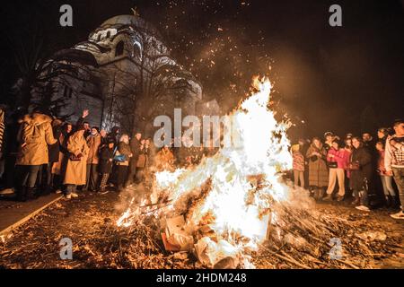 Traditionelles Lagerfeuer am orthodoxen Heiligabend. Tempel der Heiligen Sava, Belgrad Stockfoto