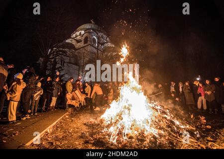 Traditionelles Lagerfeuer am orthodoxen Heiligabend. Tempel der Heiligen Sava, Belgrad Stockfoto