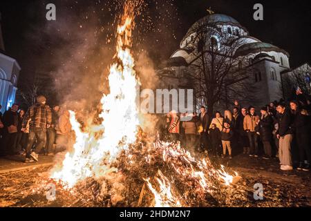 Traditionelles Lagerfeuer am orthodoxen Heiligabend. Tempel der Heiligen Sava, Belgrad Stockfoto