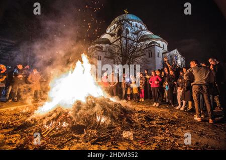 Traditionelles Lagerfeuer am orthodoxen Heiligabend. Tempel der Heiligen Sava, Belgrad Stockfoto