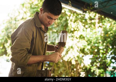 Handwerker, Bildhauer, Holzbearbeitung, Handwerker, Schnitzer, Schnitzer, Bildhauer Stockfoto