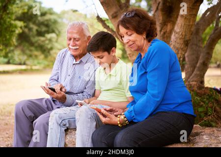 Chatten, Großeltern, Smartphone, Großeltern, Smartphones, Smartphone, Smartphones Stockfoto