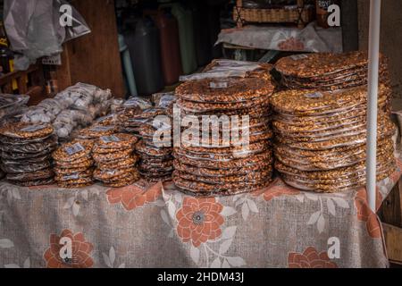 Bandi Erdnüsse oder Erdnussspröde werden in San Joaquin, Iloilo, verkauft. Ein köstlicher Snack aus karamellisiertem Zucker und Nüssen mit Sesamsamen, hier gezeigt, verkauft in a s Stockfoto