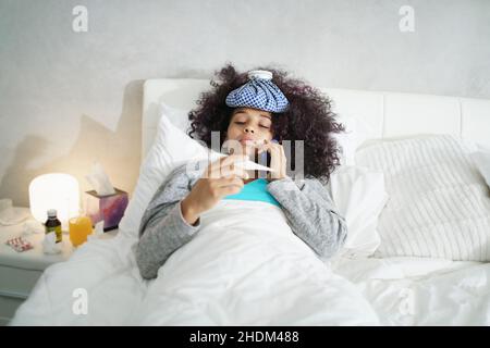 Bett, krank, Fieber, am Telefon, Betten, Krank, Krankheit, Fieber, am Telefon Stockfoto