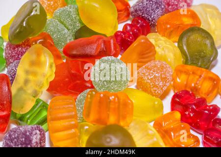 Gummy Bonbons, bunte Gelee Zucker isoliert auf weißem Hintergrund. Close-up Stockfoto