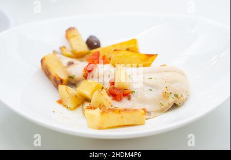 Fisch mit Kartoffeln, gebackene Seebrasse Stockfoto