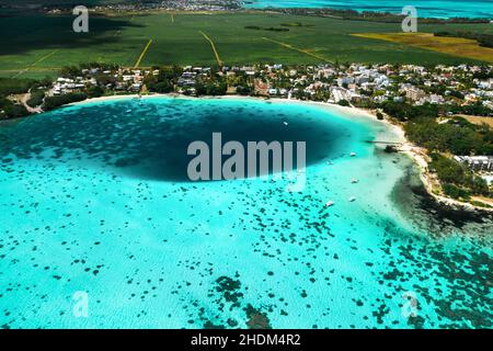 Draufsicht auf die Blue Bay Lagune von Mauritius. Ein Boot schwimmt auf einer türkisfarbenen Lagune. Stockfoto