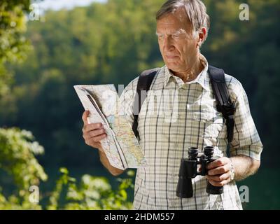 Aktive Senioren, Wanderer, Richtung, ältere Menschen, fit, Alt, Senioren, Senioren, Wanderer, Wegbeschreibungen Stockfoto