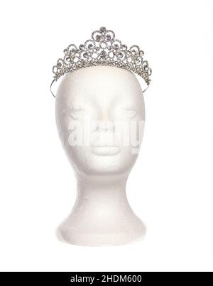 Mit Schmuck geschmückte Tiara auf Mannequin Head isoliert auf weißem Hintergrund Stockfoto