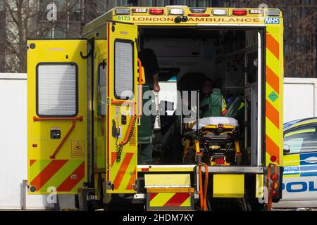London, Großbritannien. 05th Januar 2022. Der Londoner Krankenwagen wurde vor dem St. Thomas' Hospital geparkt.NHS-Treuhänderinnen in ganz England haben aufgrund der zunehmenden Zahl von 19 Krankenhauseinweisungen einen kritischen Vorfall erklärt. (Foto von Tejas Sandhy/SOPA Images/Sipa USA) Quelle: SIPA USA/Alamy Live News Stockfoto
