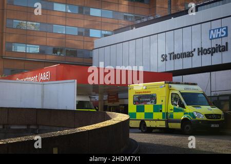 London, Großbritannien. 05th Januar 2022. Der Londoner Krankenwagen verließ die Rampe am St. Thomas' Hospital.NHS-Treuhand in ganz England hat aufgrund der zunehmenden Zahl von 19 Krankenhauseinweisungen einen kritischen Vorfall erklärt. (Foto von Tejas Sandhy/SOPA Images/Sipa USA) Quelle: SIPA USA/Alamy Live News Stockfoto