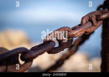 Rostige Ketten auf dem Dock eines Hafens Stockfoto