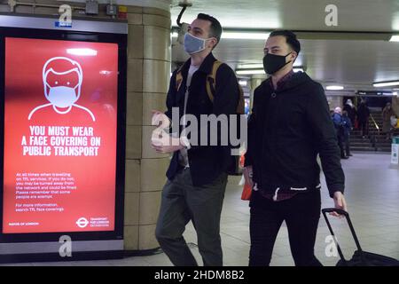 London, Großbritannien. 6th Jan, 2021. An der U-Bahnstation Leicester Square erinnert ein Plakat die Passagiere daran, dass Gesichtsmasken für alle Nutzer des öffentlichen Verkehrs obligatorisch sind. Quelle: Anna Watson/Alamy Live News Stockfoto