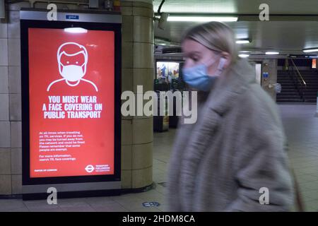 London, Großbritannien. 6th Jan, 2021. An der U-Bahnstation Leicester Square erinnert ein Plakat die Passagiere daran, dass Gesichtsmasken für alle Nutzer des öffentlichen Verkehrs obligatorisch sind. Quelle: Anna Watson/Alamy Live News Stockfoto