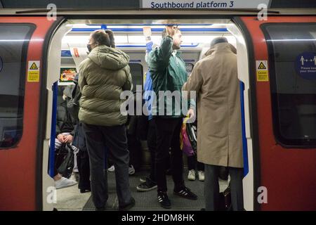 London, Großbritannien. 6th. Juli 2021. Wie bei allen öffentlichen Verkehrsmitteln im Rahmen der Vorschriften des Plans B sind Gesichtsmasken obligatorisch, es sei denn, ein Passagier ist medizinisch befreit. Es scheint, dass sich die Infektionsraten in London allmählich abgleichen, aber die Infektionsraten sind auf nationaler Ebene immer noch sehr hoch, da Bedenken bestehen, dass der NHS in der Lage ist, mit dem wahrscheinlichen Anstieg der Krankenhauseinweisungen fertig zu werden. Quelle: Anna Watson/Alamy Live News Stockfoto