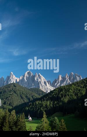 Kirche San Giovanni in den Dolomiten in Funes, Dorf Santa Maddalena, Italien Stockfoto