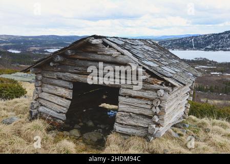 Altes, heruntergekommenes Blockhaus in einem Berggebiet in Hallingdal Norwegen. Stockfoto