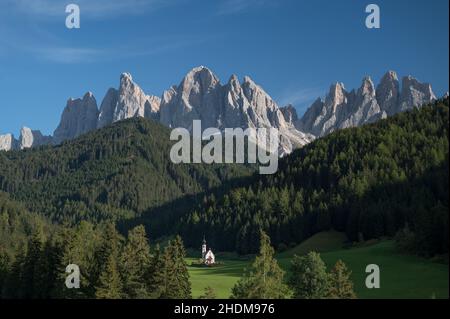 Kirche San Giovanni in den Dolomiten in Funes, Dorf Santa Maddalena, Italien Stockfoto