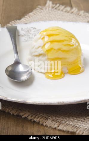 Nachtisch, Vanilleeis, Akazienhonig, Desserts, Eis, Eiscreme, Eiscreme, Vanilleeis, Akazienhonig Stockfoto