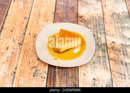 Zarte Milch- und Zuckercreme, die dank der Gerinnung der Eier eine feste Textur hat. Sie können sagen, dass dies die Grundzutaten, Flan oder sind Stockfoto