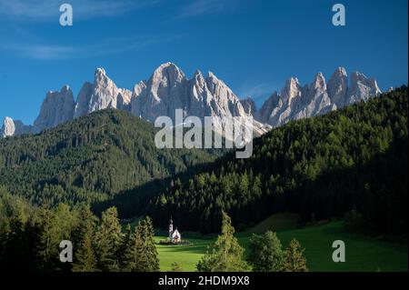 Kirche San Giovanni in den Dolomiten in Funes, Dorf Santa Maddalena, Italien Stockfoto