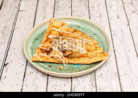 Diese cremigen Pilzcrepes sind so köstlich, dass Sie nicht wissen, dass sie vegan sind! Eine Mischung aus Pilzen, die in einer cremigen Rahmesauce gekocht wird Stockfoto