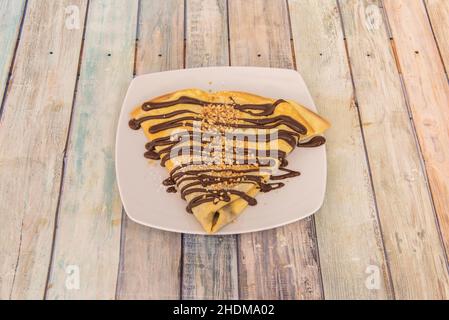 Die crêpes kann mit allem gefüllt werden, was wir zur Hand haben, und sie sind köstlich in einer süßen oder herzhaften Version. Stockfoto