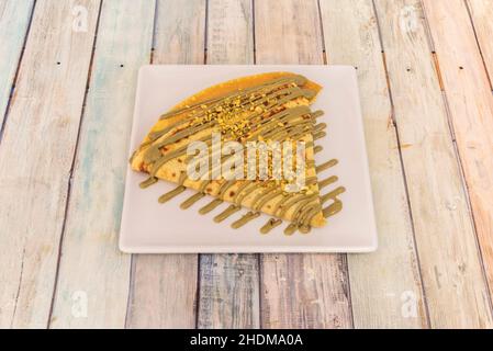 Süße crêpes, von der klassischen crêpes Suzzette bis zu diesen crêpes mit Mascarpone und Himbeere, sind perfekt, um unser Leben zu versüßen, als Dessert, Snack oder Stockfoto