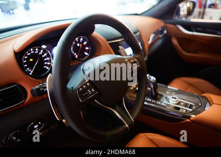 Auto im Fahrerplatz. Interieur von Prestige modernen Auto. Lenkrad, Armaturenbrett, Display. Innenraum des Luxuswagens Stockfoto