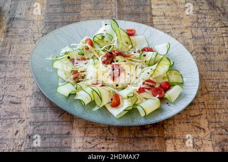 Ein Tomaten- und Burrata-Salat mit einer speziellen knusprigen Vinaigrette, ein einfaches Gericht, das ohne das Feuer zu zünden erfolgreich ist Stockfoto