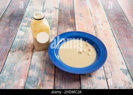 Mit Olivenöl und Weinessig diese zarte Creme mit ein wenig Creme, um Spaghetti oder andere Arten von Pasta zu schmecken. Auch hervorragend, um ein Original zu geben Stockfoto