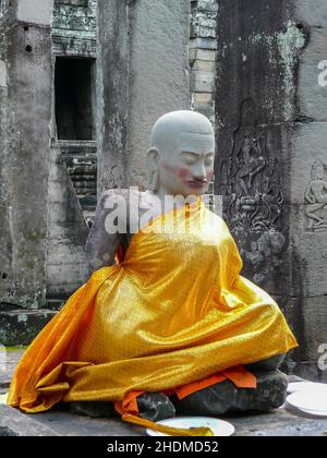 Sitzender Stein Buddha in goldenem Tuch gewickelt, Angkor wat, Siem Reap, Kambodscha Stockfoto