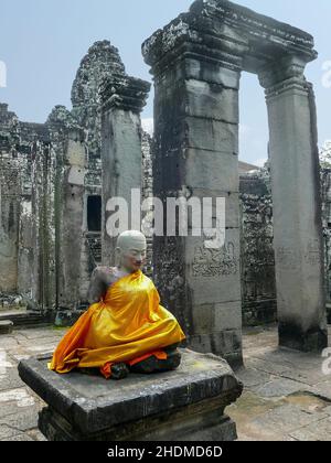 Sitzender Stein Buddha in goldenem Tuch gewickelt, Angkor wat, Siem Reap, Kambodscha Stockfoto