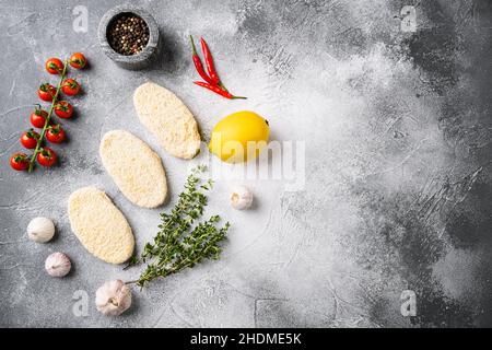 Rundes Set mit frischen Fischkuchen, auf grauem Steintisch-Hintergrund, Ansicht von oben flach liegend, mit Platz für Text Stockfoto