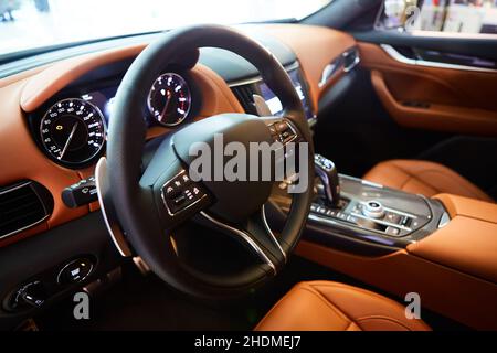 Auto im Fahrerplatz. Interieur von Prestige modernen Auto. Lenkrad, Armaturenbrett, Display. Innenraum des Luxuswagens Stockfoto