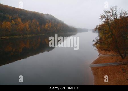 Neblige Reflexionen auf dem St. Croix River in Osceola, Wisconsin USA im Herbst.Okt. 25, 2009 Stockfoto