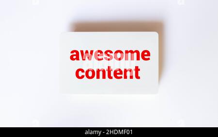 Tolle Inhalte, Text mit geöffnetem Buch und Zeichensymbol auf weißem Hintergrund. Stockfoto