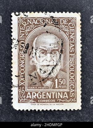 Abgesagte Briefmarke, gedruckt von Argentinien, die das Porträt des russischen Physiologen Ivan P. Pavlov (1849-1936) um 1959 zeigt. Stockfoto
