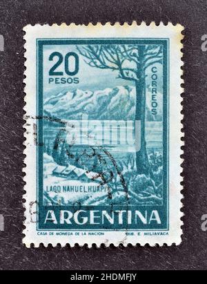 Abgesagte Briefmarke gedruckt von Argentinien, die den Nahuel Huapi See, Nord-Patagonien, um 1960 zeigt. Stockfoto