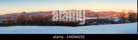 Ein Panoramablick auf den Shenandoah National Park, der im Morgenlicht leuchtet, wenn die Sonne an einem kalten Wintermorgen aufgeht. Stockfoto