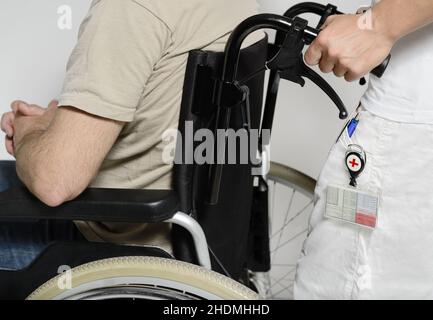 Schieben, Rollstuhl, Betreuer, Rollstühle, Pflegekräfte, Pflegekräfte, Pflegekräfte, Hausmeister, Hausmeister, Medizinisches Personal Stockfoto