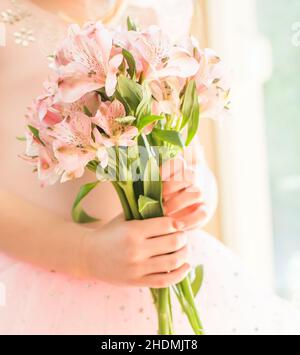 Mädchen mit rosa Lily Blumen Blumenstrauß Stockfoto